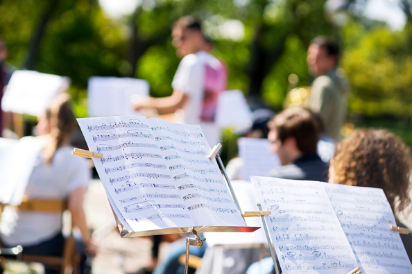 Musique, extérieur, jardin, partitions